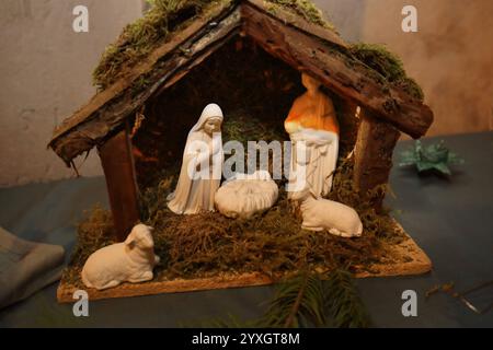 Weihnachtsmarkt mit einer Weihnachtskrippenausstellung in der evangelischen Sankt Martinskirche - Wichmannshausen, Deutschland, Deutschland, 14.12.2024 - die nordhessische Dorfgemeinschaft Ortsteil der Stadt Sontra lädt zum traditionellen Weihnachtsmarkt im illuminierten Innenhof des Boyneburger Schlosses ein. Das gut Boyneburg in der Nähe der Ortschaft Wichmannshausen, ist ein ehemaliges Rittergut mit einer langen Geschichte. 1460 wird es erstmals urkundlich erwähnt und ist seither im Besitz der Familie von Boyneburg bzw. Von Boyneburgk. Einige regionale Händler bieten überwiegend selbstherg Stockfoto