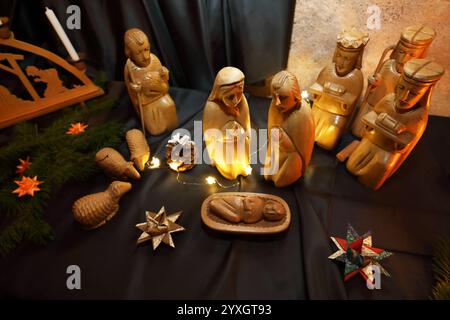 Weihnachtsmarkt mit einer Weihnachtskrippenausstellung in der evangelischen Sankt Martinskirche - Wichmannshausen, Deutschland, Deutschland, 14.12.2024 - die nordhessische Dorfgemeinschaft Ortsteil der Stadt Sontra lädt zum traditionellen Weihnachtsmarkt im illuminierten Innenhof des Boyneburger Schlosses ein. Das gut Boyneburg in der Nähe der Ortschaft Wichmannshausen, ist ein ehemaliges Rittergut mit einer langen Geschichte. 1460 wird es erstmals urkundlich erwähnt und ist seither im Besitz der Familie von Boyneburg bzw. Von Boyneburgk. Einige regionale Händler bieten überwiegend selbstherg Stockfoto