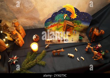 Weihnachtsmarkt mit einer Weihnachtskrippenausstellung in der evangelischen Sankt Martinskirche - Wichmannshausen, Deutschland, Deutschland, 14.12.2024 - die nordhessische Dorfgemeinschaft Ortsteil der Stadt Sontra lädt zum traditionellen Weihnachtsmarkt im illuminierten Innenhof des Boyneburger Schlosses ein. Das gut Boyneburg in der Nähe der Ortschaft Wichmannshausen, ist ein ehemaliges Rittergut mit einer langen Geschichte. 1460 wird es erstmals urkundlich erwähnt und ist seither im Besitz der Familie von Boyneburg bzw. Von Boyneburgk. Einige regionale Händler bieten überwiegend selbstherg Stockfoto