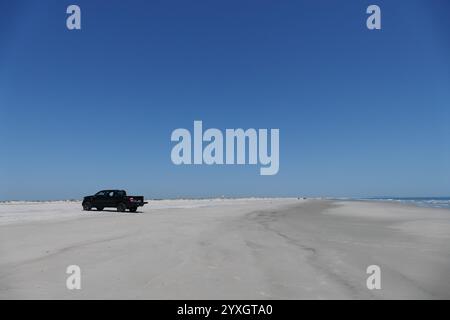 Mein persönlicher Truck parkte an einem relativ leeren Strand auf Okracoke Island in den Outer Banks, North Carolina. So viel Platz und Strand Stockfoto