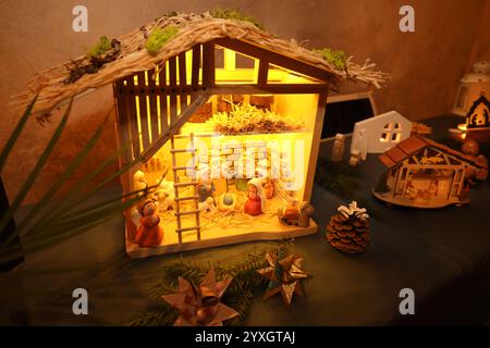Weihnachtsmarkt mit einer Weihnachtskrippenausstellung in der evangelischen Sankt Martinskirche - Wichmannshausen, Deutschland, Deutschland, 14.12.2024 - die nordhessische Dorfgemeinschaft Ortsteil der Stadt Sontra lädt zum traditionellen Weihnachtsmarkt im illuminierten Innenhof des Boyneburger Schlosses ein. Das gut Boyneburg in der Nähe der Ortschaft Wichmannshausen, ist ein ehemaliges Rittergut mit einer langen Geschichte. 1460 wird es erstmals urkundlich erwähnt und ist seither im Besitz der Familie von Boyneburg bzw. Von Boyneburgk. Einige regionale Händler bieten überwiegend selbstherg Stockfoto