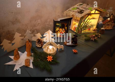Weihnachtsmarkt mit einer Weihnachtskrippenausstellung in der evangelischen Sankt Martinskirche - Wichmannshausen, Deutschland, Deutschland, 14.12.2024 - die nordhessische Dorfgemeinschaft Ortsteil der Stadt Sontra lädt zum traditionellen Weihnachtsmarkt im illuminierten Innenhof des Boyneburger Schlosses ein. Das gut Boyneburg in der Nähe der Ortschaft Wichmannshausen, ist ein ehemaliges Rittergut mit einer langen Geschichte. 1460 wird es erstmals urkundlich erwähnt und ist seither im Besitz der Familie von Boyneburg bzw. Von Boyneburgk. Einige regionale Händler bieten überwiegend selbstherg Stockfoto