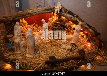 Weihnachtsmarkt mit einer Weihnachtskrippenausstellung in der evangelischen Sankt Martinskirche - Wichmannshausen, Deutschland, Deutschland, 14.12.2024 - die nordhessische Dorfgemeinschaft Ortsteil der Stadt Sontra lädt zum traditionellen Weihnachtsmarkt im illuminierten Innenhof des Boyneburger Schlosses ein. Das gut Boyneburg in der Nähe der Ortschaft Wichmannshausen, ist ein ehemaliges Rittergut mit einer langen Geschichte. 1460 wird es erstmals urkundlich erwähnt und ist seither im Besitz der Familie von Boyneburg bzw. Von Boyneburgk. Einige regionale Händler bieten überwiegend selbstherg Stockfoto