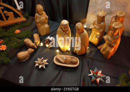 Weihnachtsmarkt mit einer Weihnachtskrippenausstellung in der evangelischen Sankt Martinskirche - Wichmannshausen, Deutschland, Deutschland, 14.12.2024 - die nordhessische Dorfgemeinschaft Ortsteil der Stadt Sontra lädt zum traditionellen Weihnachtsmarkt im illuminierten Innenhof des Boyneburger Schlosses ein. Das gut Boyneburg in der Nähe der Ortschaft Wichmannshausen, ist ein ehemaliges Rittergut mit einer langen Geschichte. 1460 wird es erstmals urkundlich erwähnt und ist seither im Besitz der Familie von Boyneburg bzw. Von Boyneburgk. Einige regionale Händler bieten überwiegend selbstherg Stockfoto
