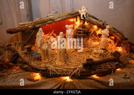 Weihnachtsmarkt mit einer Weihnachtskrippenausstellung in der evangelischen Sankt Martinskirche - Wichmannshausen, Deutschland, Deutschland, 14.12.2024 - die nordhessische Dorfgemeinschaft Ortsteil der Stadt Sontra lädt zum traditionellen Weihnachtsmarkt im illuminierten Innenhof des Boyneburger Schlosses ein. Das gut Boyneburg in der Nähe der Ortschaft Wichmannshausen, ist ein ehemaliges Rittergut mit einer langen Geschichte. 1460 wird es erstmals urkundlich erwähnt und ist seither im Besitz der Familie von Boyneburg bzw. Von Boyneburgk. Einige regionale Händler bieten überwiegend selbstherg Stockfoto