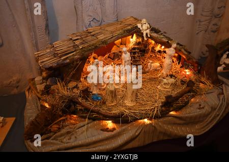 Weihnachtsmarkt mit einer Weihnachtskrippenausstellung in der evangelischen Sankt Martinskirche - Wichmannshausen, Deutschland, Deutschland, 14.12.2024 - die nordhessische Dorfgemeinschaft Ortsteil der Stadt Sontra lädt zum traditionellen Weihnachtsmarkt im illuminierten Innenhof des Boyneburger Schlosses ein. Das gut Boyneburg in der Nähe der Ortschaft Wichmannshausen, ist ein ehemaliges Rittergut mit einer langen Geschichte. 1460 wird es erstmals urkundlich erwähnt und ist seither im Besitz der Familie von Boyneburg bzw. Von Boyneburgk. Einige regionale Händler bieten überwiegend selbstherg Stockfoto