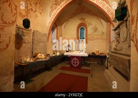 Weihnachtsmarkt mit einer Weihnachtskrippenausstellung in der evangelischen Sankt Martinskirche - Wichmannshausen, Deutschland, Deutschland, 14.12.2024 - die nordhessische Dorfgemeinschaft Ortsteil der Stadt Sontra lädt zum traditionellen Weihnachtsmarkt im illuminierten Innenhof des Boyneburger Schlosses ein. Das gut Boyneburg in der Nähe der Ortschaft Wichmannshausen, ist ein ehemaliges Rittergut mit einer langen Geschichte. 1460 wird es erstmals urkundlich erwähnt und ist seither im Besitz der Familie von Boyneburg bzw. Von Boyneburgk. Einige regionale Händler bieten überwiegend selbstherg Stockfoto
