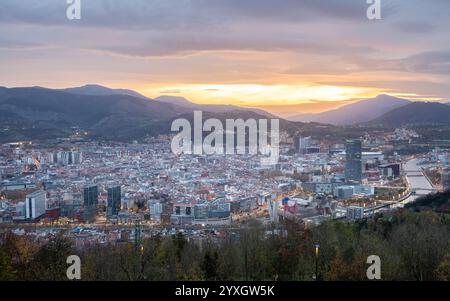 Panoramablick auf Bilbao am Abend bei Sonnenuntergang vom Mount Artxanda, mit dem Stadtzentrum, dem Fluss Nervión und den Bergen. Bilbao, Vizcaya, Spanien. Stockfoto