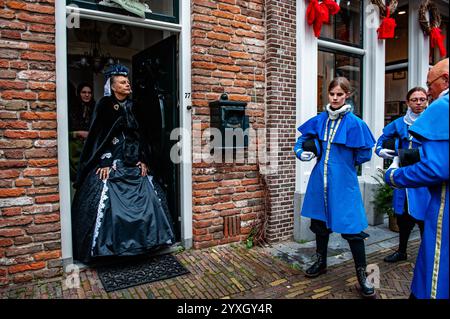 Dezember, Deventer. Jedes Jahr, um dieses Datum herum, wird die Welt des englischen Schriftstellers Charles Dickens aus dem 19. Jahrhundert in der schönen niederländischen Stadt Deventer wiederbelebt – mehr als 950 Charaktere aus den berühmten Büchern von Dickens kehren zum Leben zurück. Stockfoto