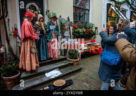 Dezember, Deventer. Jedes Jahr, um dieses Datum herum, wird die Welt des englischen Schriftstellers Charles Dickens aus dem 19. Jahrhundert in der schönen niederländischen Stadt Deventer wiederbelebt – mehr als 950 Charaktere aus den berühmten Büchern von Dickens kehren zum Leben zurück. Stockfoto