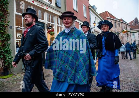 Dezember, Deventer. Jedes Jahr, um dieses Datum herum, wird die Welt des englischen Schriftstellers Charles Dickens aus dem 19. Jahrhundert in der schönen niederländischen Stadt Deventer wiederbelebt – mehr als 950 Charaktere aus den berühmten Büchern von Dickens kehren zum Leben zurück. Stockfoto