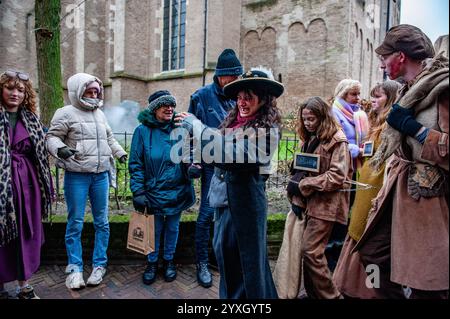 Dezember, Deventer. Jedes Jahr, um dieses Datum herum, wird die Welt des englischen Schriftstellers Charles Dickens aus dem 19. Jahrhundert in der schönen niederländischen Stadt Deventer wiederbelebt – mehr als 950 Charaktere aus den berühmten Büchern von Dickens kehren zum Leben zurück. Stockfoto