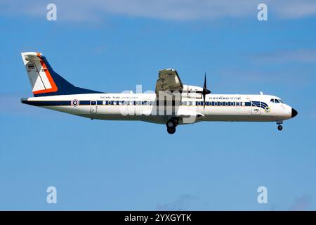 Phuket, Thailand - 25. November 2013: Militärflugzeug der Royal Thai Air Force auf dem Luftwaffenstützpunkt. Flugbetrieb der Luftwaffe. Luftfahrt und Luftfahrt. Ai Stockfoto