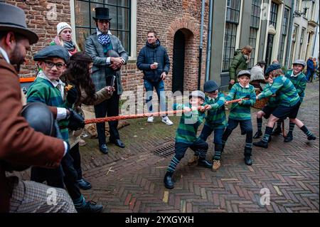 Dezember, Deventer. Jedes Jahr, um dieses Datum herum, wird die Welt des englischen Schriftstellers Charles Dickens aus dem 19. Jahrhundert in der schönen niederländischen Stadt Deventer wiederbelebt – mehr als 950 Charaktere aus den berühmten Büchern von Dickens kehren zum Leben zurück. Stockfoto