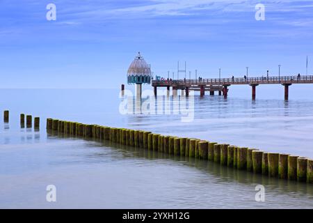 U-Boot-Tauchbahn und Zingst-Vergnügungspier / Seebrücke, Halbinsel Fischland-Darß-Zingst entlang der Ostsee, Mecklenburg-Vorpommern, Deutschland Stockfoto