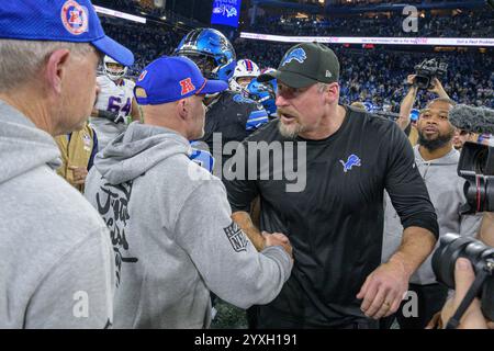 DETROIT, MI - 15. DEZEMBER: Buffalo Bills-Cheftrainer Sean McDermottl und Detroit Lions-Cheftrainer Dan Campbell schütteln die Hände nach dem Spiel zwischen Buffalo Bills und Detroit Lions am 15. Dezember 2024 im Ford Field in Detroit (Foto: Allan Dranberg/CSM) Stockfoto