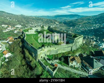 Aus der Vogelperspektive von Jajce in Bosnien mit mittelalterlicher ummauerter Altstadt, Burg, Wasserfall Stockfoto