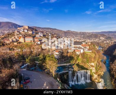 Aus der Vogelperspektive von Jajce in Bosnien mit mittelalterlicher ummauerter Altstadt, Burg, Wasserfall Stockfoto