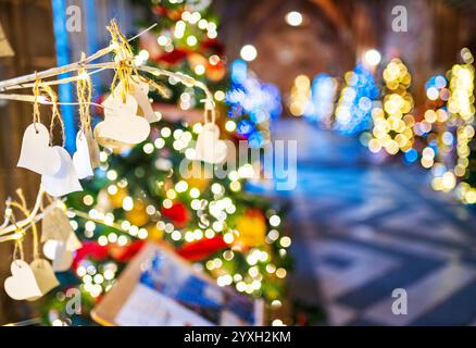 Mehr als 150 hell beleuchtete, dekorierte Cristmas Bäume, gespendet von Schulen, Wohltätigkeitsorganisationen, Gemeindegruppen und lokalen Unternehmen, beleuchten die Gänge, surr Stockfoto