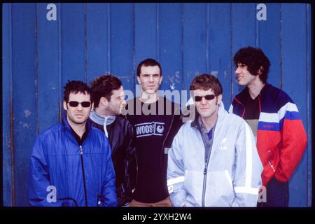 SUPER FURRY ANIMALS, FULL GROUP PORTRAIT, 1997: Die walisische Band Super Furry Animals (Dafydd Ieuan, Guto Pryce, Cian Ciaran, Huw Bunford, Gruff Rhys) vor ihrem Proberaum in Cardiff Bay, Wales, Großbritannien im Juni 1997. Foto: Rob Watkins. INFO: Super Furry Animals, eine walisische Psychedelic-Rock-Band, die 1993 gegründet wurde, brachte einen eklektischen Sound, der Rock, Pop und elektronische Elemente vereint. Alben wie „Radiator“ und „Fuzzy Logic“ zeigten ihren erfinderischen und genretrotzenden Ansatz und festigten ihren Status als Pioniere in der alternativen Musikszene. Stockfoto