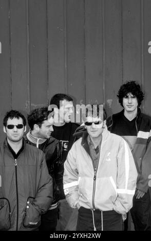 SUPER FURRY ANIMALS, FULL GROUP PORTRAIT, 1997: Die walisische Band Super Furry Animals (Dafydd Ieuan, Guto Pryce, Cian Ciaran, Huw Bunford, Gruff Rhys) vor ihrem Proberaum in Cardiff Bay, Wales, Großbritannien im Juni 1997. Foto: Rob Watkins. INFO: Super Furry Animals, eine walisische Psychedelic-Rock-Band, die 1993 gegründet wurde, brachte einen eklektischen Sound, der Rock, Pop und elektronische Elemente vereint. Alben wie „Radiator“ und „Fuzzy Logic“ zeigten ihren erfinderischen und genretrotzenden Ansatz und festigten ihren Status als Pioniere in der alternativen Musikszene. Stockfoto