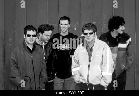 SUPER FURRY ANIMALS, FULL GROUP PORTRAIT, 1997: Die walisische Band Super Furry Animals (Dafydd Ieuan, Guto Pryce, Cian Ciaran, Huw Bunford, Gruff Rhys) vor ihrem Proberaum in Cardiff Bay, Wales, Großbritannien im Juni 1997. Foto: Rob Watkins. INFO: Super Furry Animals, eine walisische Psychedelic-Rock-Band, die 1993 gegründet wurde, brachte einen eklektischen Sound, der Rock, Pop und elektronische Elemente vereint. Alben wie „Radiator“ und „Fuzzy Logic“ zeigten ihren erfinderischen und genretrotzenden Ansatz und festigten ihren Status als Pioniere in der alternativen Musikszene. Stockfoto