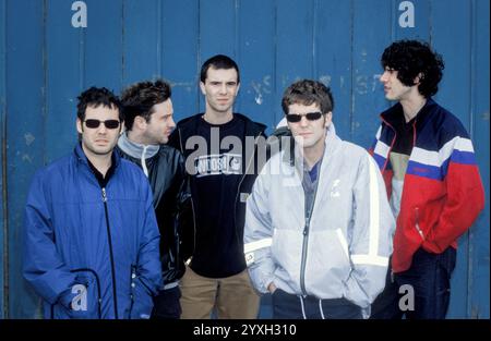 SUPER FURRY ANIMALS, FULL GROUP PORTRAIT, 1997: Die walisische Band Super Furry Animals (Dafydd Ieuan, Guto Pryce, Cian Ciaran, Huw Bunford, Gruff Rhys) vor ihrem Proberaum in Cardiff Bay, Wales, Großbritannien im Juni 1997. Foto: Rob Watkins. INFO: Super Furry Animals, eine walisische Psychedelic-Rock-Band, die 1993 gegründet wurde, brachte einen eklektischen Sound, der Rock, Pop und elektronische Elemente vereint. Alben wie „Radiator“ und „Fuzzy Logic“ zeigten ihren erfinderischen und genretrotzenden Ansatz und festigten ihren Status als Pioniere in der alternativen Musikszene. Stockfoto