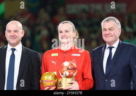 Wien, Österreich. Dezember 2024. Wien, Österreich, 15. Dezember 2024: Torhüterin Anna Kristensen (12 Dänemark) mit ihrem MVP-Preis während der Siegerfeier und Medaillenzeremonie der Handball-Europameisterschaft 2024 in der Wiener Stadthalle, Österreich. (Sven Beyrich/SPP) Credit: SPP Sport Press Photo. /Alamy Live News Stockfoto