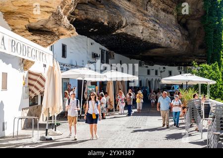Setenil de las Bodegas, Spanien, Mittwoch. september 2024. Typische Straße in Setenil de las Bodegas, Cadiz, Andalusien, Spanien. Stockfoto