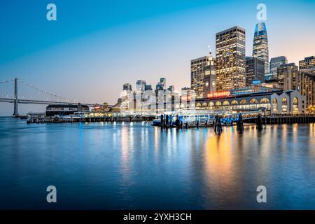 Die Skyline und der Hafen von san francisco nach Sonnenuntergang Stockfoto