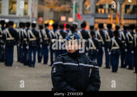 Royal Marechaussee Erledigt Sicherheit In Amsterdam, Niederlande 10-12-2024 Stockfoto