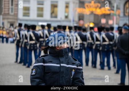 Royal Marechaussee Erledigt Sicherheit In Amsterdam, Niederlande 10-12-2024 Stockfoto