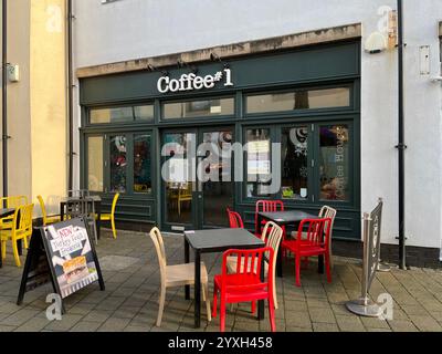 Kaffee Nr. 1 auf St. Katharina's Walk. Carmarthen, Wales, Vereinigtes Königreich. Dezember 2024. Stockfoto