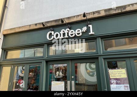 Kaffee Nr. 1 auf St. Katharina's Walk. Carmarthen, Wales, Vereinigtes Königreich. Dezember 2024. Stockfoto