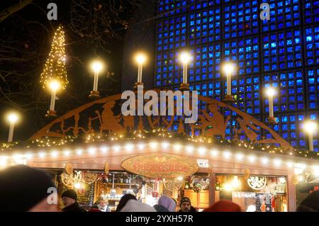 Beleuchteter Schwibbogen auf dem City-Weihnachtsmarkt an der Gedächtniskirche auf dem Breitscheidplatz. Berlin, 16.12.2024 *** beleuchteter Kerzenbogen auf dem Stadtweihnachtsmarkt an der Gedächtniskirche am Breitscheidplatz Berlin, 16 12 2024 Foto:XT.xBartillax/xFuturexImagex City weihnachtsmarkt 4223 Stockfoto