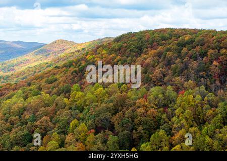 Ein Blick auf die südlichen Appalachen im Hochherbstlaub von der Lodge im Amicalola Falls State Park in Nord-Georgia. Stockfoto