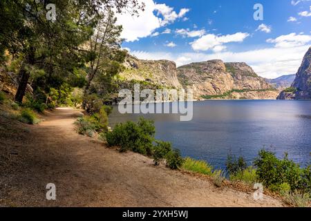 Tueeulala und Wapama Falls, Kolana Rock und Hetch Hetchy Dome sind vom Wapama Falls Trail entlang des Hetch Hetchy Reservoir im Yosemite NP aus zu sehen Stockfoto