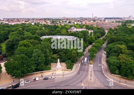 Blick auf die Berliner Sommerskyline aus der Vogelperspektive mit Tiergarten von der Siegessäule, Berlin, Deutschland Stockfoto