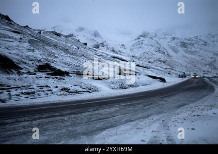 Schnee bedeckt die Felsen und die Autobahn in der Nähe von Kleifarvatn, Dienstag, 10. Dezember 2024, auf der Reykjanes-Halbinsel in Island, in der Nähe der geothermischen Gebiete Krýsuvík und Gunnhver. Kleifarvatn ist der größte See auf der Reykjanes-Halbinsel im Südwesten Islands. (Foto: Craig Ruttle/SIPA USA) Stockfoto