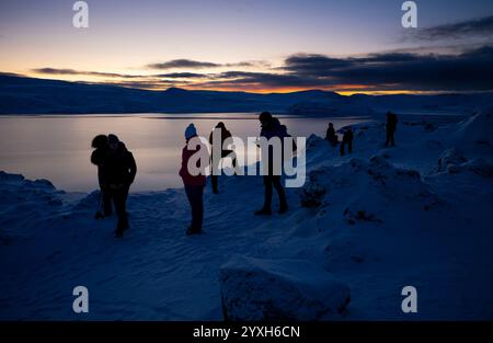 Am Freitag, dem 6. Dezember 2024, genießen Besucher den Morgenblick über einem Gewässer, das als Kleifarvatn bekannt ist, auf der Reykjanes-Halbinsel in Island, in der Nähe der geothermischen Gebiete Krýsuvík und Gunnhver. Kleifarvatn ist der größte See auf der Reykjanes-Halbinsel im Südwesten Islands. (Foto: Craig Ruttle/SIPA USA) Stockfoto