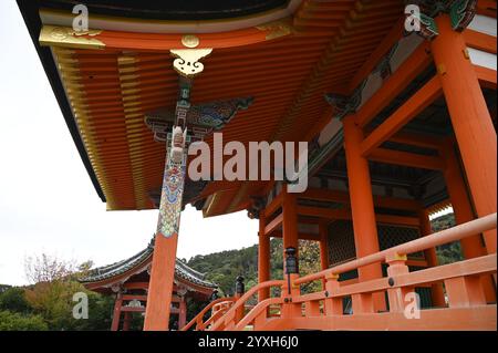 Lebendige Farben aus der Momoyama-Zeit auf der Fassade der dreistöckigen Pagode von Sanjunoto, Teil des buddhistischen Tempels Kiyomizu-dera in Kyoto, Japan. Stockfoto