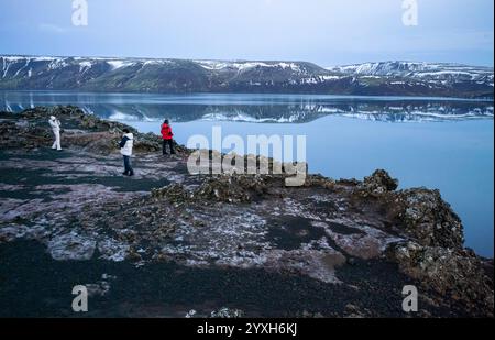 Am Dienstag, dem 10. Dezember 2024, genießen Besucher einen Abendblick über einem Gewässer, das als Kleifarvatn bekannt ist, auf der Reykjanes-Halbinsel in Island, in der Nähe der geothermischen Gebiete Krýsuvík und Gunnhver. Kleifarvatn ist der größte See auf der Reykjanes-Halbinsel im Südwesten Islands. (Foto: Craig Ruttle/SIPA USA) Stockfoto