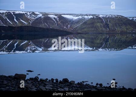 Halbinsel Reykjanes, Island. Dezember 2024. Berge spiegeln sich in einem Gewässer, das als Kleifarvatn bekannt ist, am Dienstag, 10. Dezember 2024, auf der Reykjanes-Halbinsel in Island, in der Nähe der geothermischen Gebiete Krýsuvík und Gunnhver. Kleifarvatn ist der größte See auf der Reykjanes-Halbinsel im Südwesten Islands. (Foto: Craig Ruttle/SIPA USA) Credit: SIPA USA/Alamy Live News Stockfoto