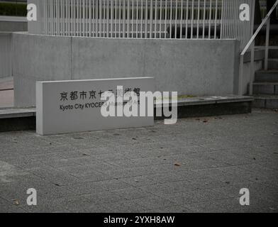 Schild auf der Außenseite des Kyoto City KYOCERA Kunstmuseums im Okazaki Park in Sakyō-ku Kyoto, Japan. Stockfoto