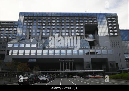 Malerischer Außenblick auf das Hotel Granvia Kyōto ein luxuriöses Stadthotel mit direktem Zugang vom Bahnhof Kyōto in Japan. Stockfoto