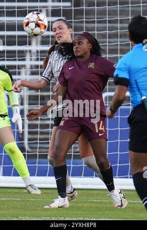 Dallas, Usa. Dezember 2024. Allison Pantuso #4 von Brooklyn FC führt den Ball gegen Dallas Trinity FC während des USL Super League Spiels im Cotton Bowl Stadium an. Brooklyn FC schlägt Dallas Trinity FC 1:0. Am 14. Dezember 2024 in Dallas, Texas. (Foto: Javier Vicencio/Eyepix Group) Credit: Eyepix Group/Alamy Live News Stockfoto