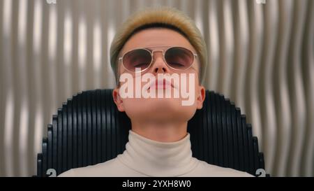Kaukasische Mode Mädchen futuristische Frau in Brille weißes Studio Moderne Zukunft Innovation Close up Cyber weibliches Modell Dame Cyberpunk trendige Brillen Stockfoto