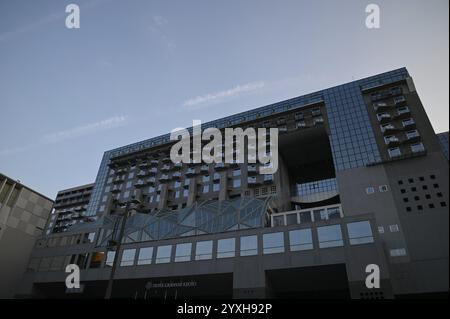 Malerischer Außenblick auf das Hotel Granvia Kyōto ein luxuriöses Stadthotel mit direktem Zugang vom Bahnhof Kyōto in Japan. Stockfoto