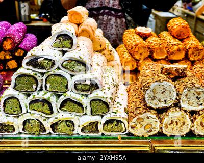 Türkische Süßigkeiten zum Verkauf auf dem Gewürzmarkt in Istanbul, Turkiye (Türkei) Stockfoto