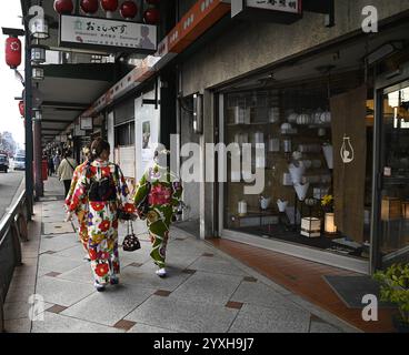 Geishas tragen ihre Kimonos auf der Shijō-dōri Straße im Zentrum von Kyoto, Japan. Stockfoto